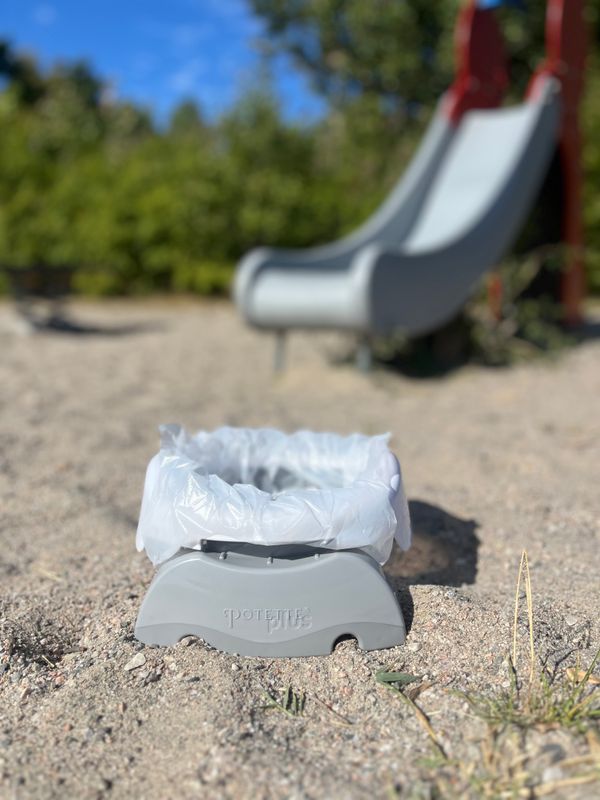 Potette Plus 2 i 1 - Sammenleggbar reisepotte og utbrettbart toalettsete for barn - 1pk