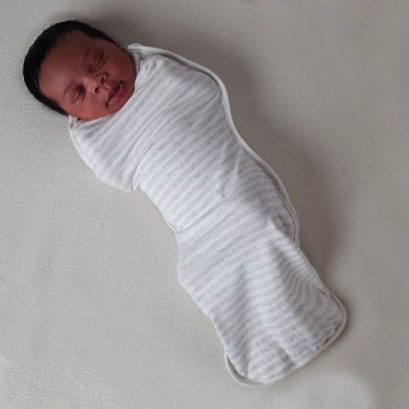 Woombie Swaddle Sock svøpepose uten glidelås, grå/hvit striper 0-3 mnd